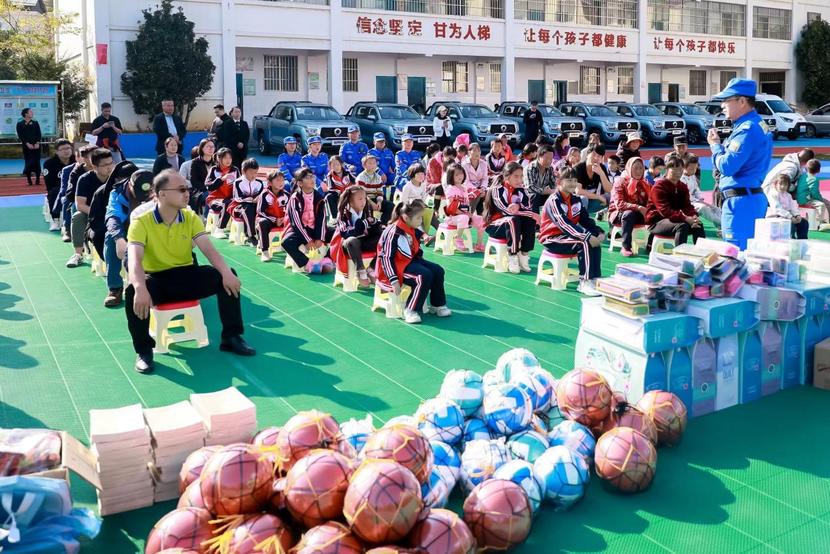 鯊魚王多變體汽車智能皮卡后箱蓋 鯊魚王多變體汽車智能皮卡后箱蓋